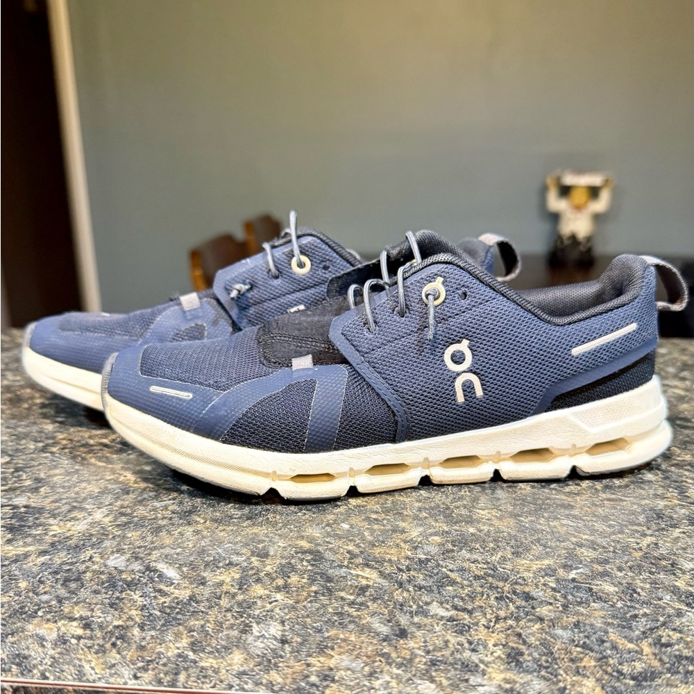 Boys on clouds. 
Great condition! 
Size 5 
Navy blue/black
